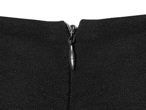 Détail en gros plan de la fermeture éclair invisible sur une robe noire en maille sans manches