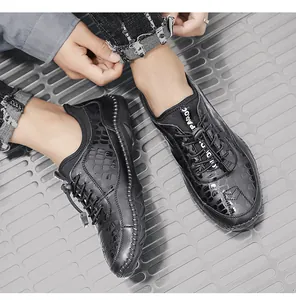 Détail de chaussures décontractées noires à motif crocodile avec lacets élastiques