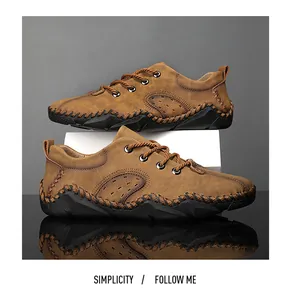 Détail de chaussures en cuir décontractées marron avec semelle cousue main et lacets.