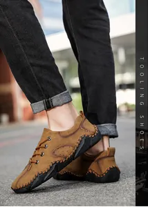 Détail de chaussures de ville en cuir marron à lacets pour hommes sur pavé