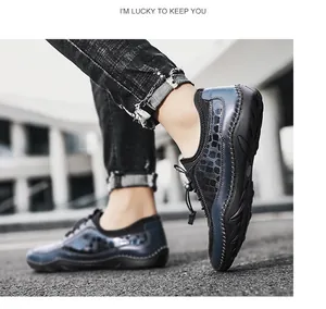 Chaussures de loisirs bleues pour hommes avec texture crocodile sur sol extérieur