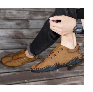 Détail de chaussures décontractées en cuir marron avec coutures à la main et semelle noire