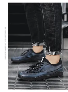 Vue rapprochée de chaussures d'extérieur décontractées avec un motif bleu et noir texturé