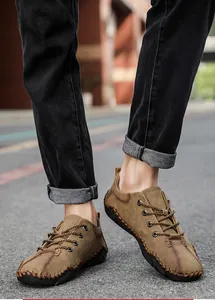 Vue détaillée des chaussures décontractées en cuir marron pour hommes avec coutures à la main