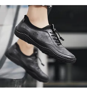 Gros plan de chaussures de randonnée décontractées pour hommes en gris et noir.
