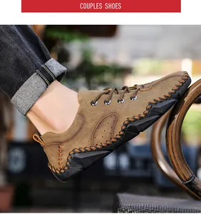 Gros plan détaillé de chaussure décontractée en cuir marron à lacets pour hommes avec semelle