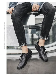 Chaussures décontractées noires pour hommes avec finition texturée et style urbain tendance.