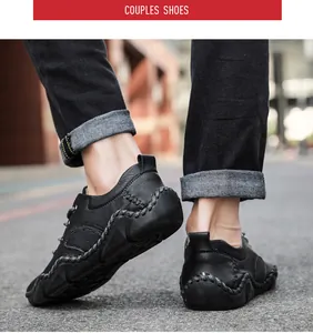 Gros plan de chaussures en cuir noir à lacets avec des coutures décoratives dans la rue.