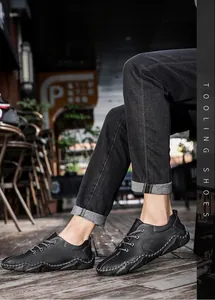 Vue latérale de chaussures de ville en cuir noir avec finition texturée et lacets.