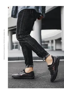 Gros plan de chaussures plates décontractées pour hommes avec tige à motifs lors de la marche.