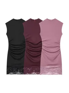 Robe courte élastique sans manches avec col rond, fronces et bordure en dentelle chic