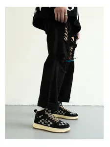Λεπτομερής όψη vintage ψηλών sneakers με σκακιέρα και κρεμ σόλα από καουτσούκ