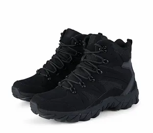 Gedetailleerd zijaanzicht van hoge tactische wandelschoenen met robuuste rubberen zolen.