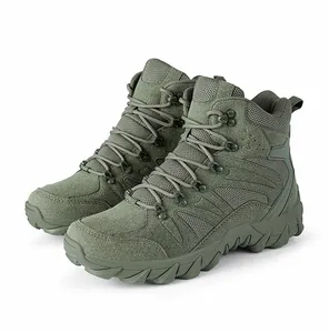 Olijfgroene tactische wandelschoenen met ademend mesh en stevige rubberen zool.