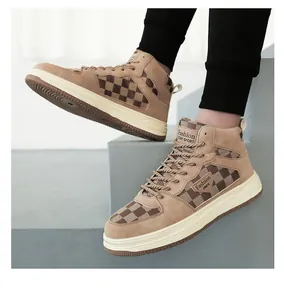 Λεπτομέρεια από καφέ ψηλά ρετρό sneakers με καρό σχέδιο για άνδρες σε γκρι σκαλιά