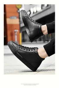 Dettaglio del profilo laterale delle sneakers casual in pelle nera con suola in EVA
