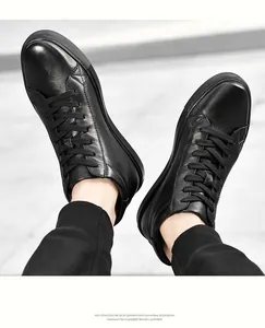 Dettagliata vista ravvicinata di sneaker in pelle nera per uomo con suole leggere in EVA