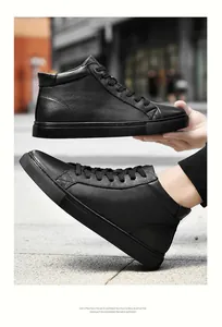 Sneaker alte in pelle nera di alta qualità con suola in schiuma EVA leggera e confortevole.