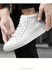 Primo piano dettagliato delle sneakers alte in pelle bianca con finitura testurizzata.