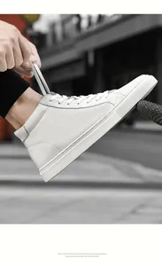 Vista molto dettagliata delle sneakers alte in pelle bianca con suola leggera in EVA