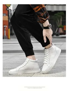 Vista dettagliata di sneaker alte in pelle bianca per lo sport e il tempo libero