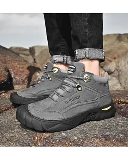 Zijaanzicht van grijze outdoor wandelschoenen op rotsachtig terrein met veters