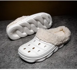 Primo piano di sabot bianchi traspiranti con calda fodera in pile per l'inverno.
