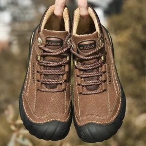 Duurzame bruine hoge wandelschoenen voor heren met dikke rubberen zolen en veters