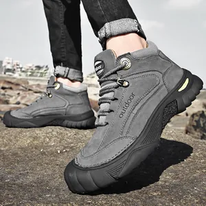 Grijze hoge outdoor wandelschoenen voor heren met fleecevoering en dikke antislipzolen.
