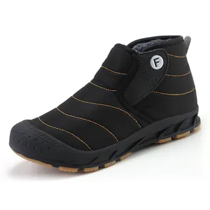 Détail d'une botte de neige extérieure noire avec doublure polaire chaude et semelle antidérapante.