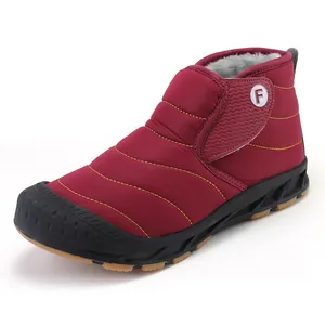 Vue latérale d'une botte de neige bordeaux avec doublure polaire et sangle Velcro
