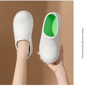 Vista detallada de zapatos de chef blancos con suela gruesa y forro verde