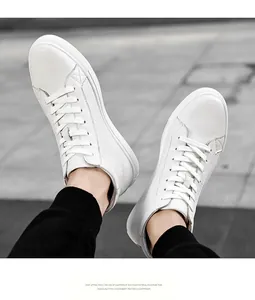Primo piano di sneaker minimaliste in pelle bianca con suola in schiuma EVA leggera