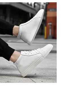 Vista dettagliata delle sneakers alte minimaliste in pelle bianca per un look casual