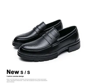 Gros plan de mocassins noirs pour hommes de style britannique avec perforations