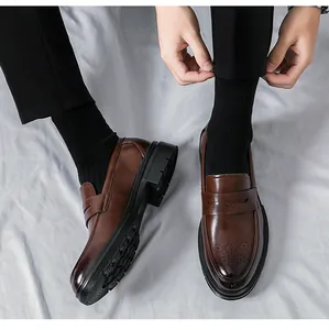 Gros plan de mocassins en cuir marron pour hommes avec semelles épaisses et perforations.