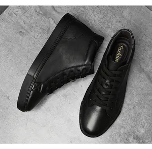 Vista dettagliata di eleganti sneakers alte in ecopelle nera su sfondo di pietra grigia