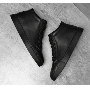 Dettaglio di scarpe da ginnastica alte in pelle nera con suole in gomma testurizzata