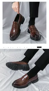 Mocassins marron classiques avec détails richelieu et semelle épaisse