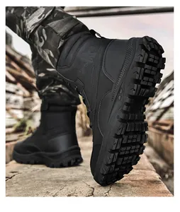 Detailweergave van zwarte tactische wandelschoenen met rubberen zool en hoogwaardig model