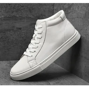 Vista dettagliata di una sneaker alta in pelle bianca su sfondo grigio scuro