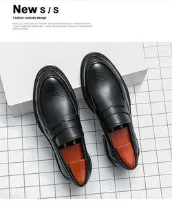 Vue détaillée de mocassins en cuir noir avec motifs brogue et embauchoirs en bois