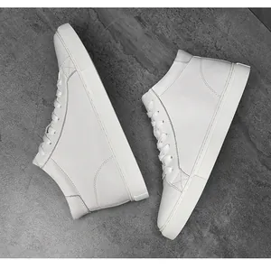 Vista dettagliata di sneaker alte in pelle bianca con una finitura testurizzata