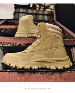Gedetailleerd zijaanzicht van kaki tactische wandelschoenen voor heren op trap