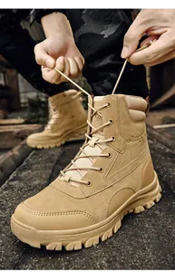 Detailopname van duurzame kaki tactische wandelschoenen die buiten worden gestrikt