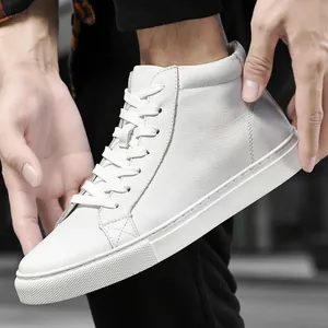 Sneakers alte premium in pelle bianca da uomo per abbigliamento sportivo casual all'aperto