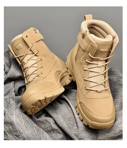 Zijaanzicht van beige tactische wandelschoenen voor heren met een stevige rubberen zool