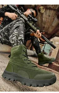 Detailopname van legergroene tactische wandelschoenen met duurzame rubberen zool