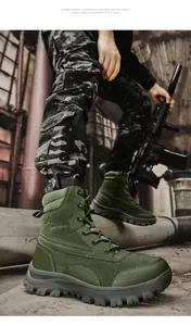 Detailweergave van groene tactische wandelschoenen met rubberen zool en camo-uitrusting