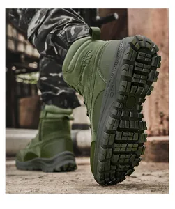 Gedetailleerd zicht op de robuuste rubberen zool van groene tactische wandelschoenen